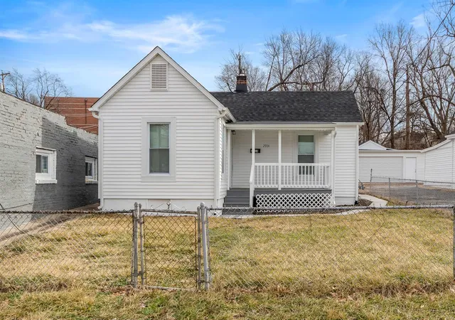 Photo 1 of Single family home for sale at 2914 Woodson Rd, Saint Louis, MO 63114 | MLS# 25008321 | Listing updated on 2025-03-25