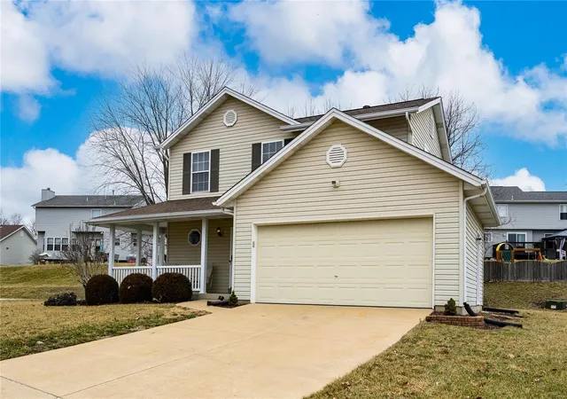 Photo 2 of Single family home for sale at 404 Meadowside Ct, Saint Charles, MO 63304 | MLS# 25008413 | Listing updated on 2025-02-18