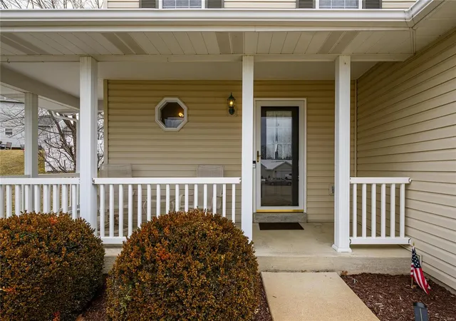 Photo 3 of Single family home for sale at 404 Meadowside Ct, Saint Charles, MO 63304 | MLS# 25008413 | Listing updated on 2025-02-18