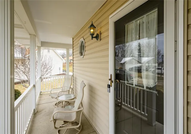 Photo 4 of Single family home for sale at 404 Meadowside Ct, Saint Charles, MO 63304 | MLS# 25008413 | Listing updated on 2025-02-18