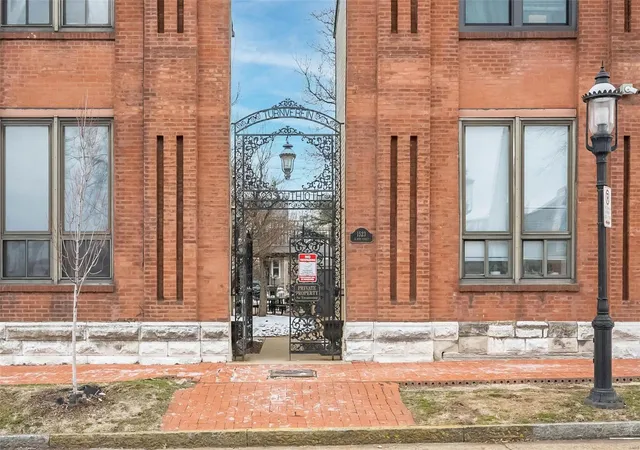 Listing Photo 2 - Condo for sale in building located at 1523 S 10th St, St. Louis, MO 63104 - Unit #207