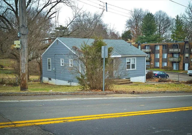 Photo 2 of Single family home for sale at 9764 Lilac Dr, Saint Louis, MO 63137 | MLS# 25008460 | Listing updated on 2025-02-16