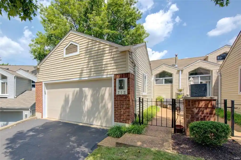 Listing Photo 1 - Condo for sale in 712 Ridgeview Cir Ln located at 712 Ridgeview Cir Ln, Ballwin, MO 63021 - Unit 712 Ridgeview Cir Ln