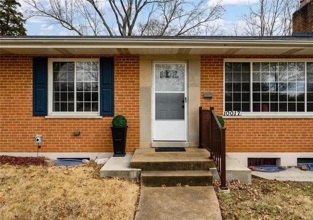 Photo 3 of Single family home for sale at 10017 Carolynne Dr, Saint Louis, MO 63128 | MLS# 25008582 | Listing updated on 2025-03-10