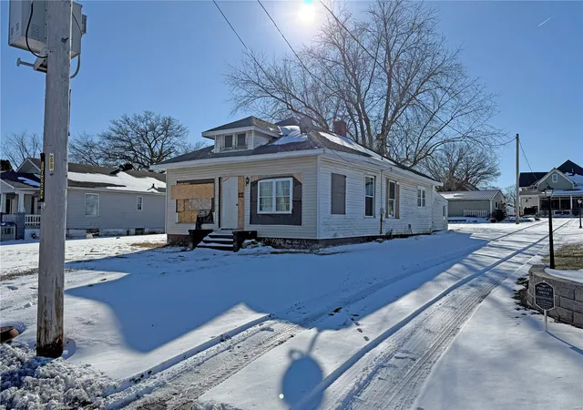 Photo 1 of Single family home for sale at 405 N Washington, Sparta, IL 62286 | MLS# 25008632 | Listing updated on 2025-02-27