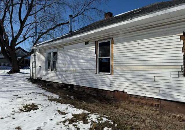 Photo 2 of Single family home for sale at 405 N Washington, Sparta, IL 62286 | MLS# 25008632 | Listing updated on 2025-02-27