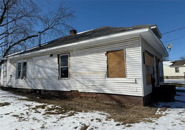 Photo 2 of Single family home for sale at 405 N Washington, Sparta, IL 62286 | MLS# 25008632 | Listing updated on 2025-02-27