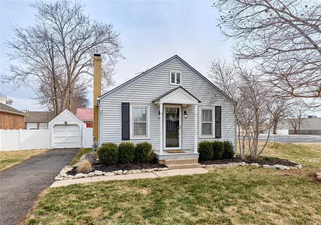 Photo 3 of Sale Pending at 113 Mcmenamy Rd, Saint Peters, MO 63376 | MLS# 25008642 | Listing updated on 2025-03-07