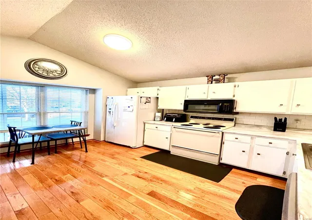 Photo 2 of Sale Pending at 3032 Plum Creek Dr, Saint Peters, MO 63303 | MLS# 25008688 | Listing updated on 2025-03-10
