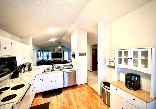 Photo 3 of Sale Pending at 3032 Plum Creek Dr, Saint Peters, MO 63303 | MLS# 25008688 | Listing updated on 2025-03-10