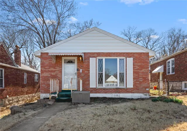 Photo 1 of Single family home for sale at 396 Kingston Dr, Saint Louis, MO 63125 | MLS# 25008882 | Listing updated on 2025-03-17