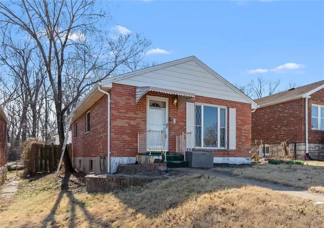 Photo 2 of Single family home for sale at 396 Kingston Dr, Saint Louis, MO 63125 | MLS# 25008882 | Listing updated on 2025-03-17