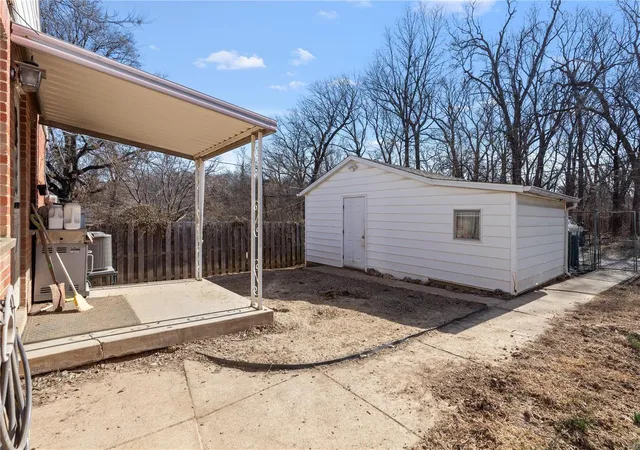Photo 3 of Single family home for sale at 396 Kingston Dr, Saint Louis, MO 63125 | MLS# 25008882 | Listing updated on 2025-03-17