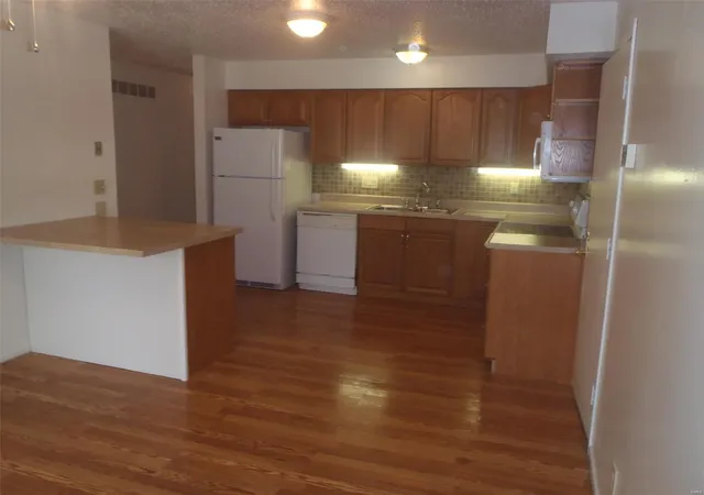 Photo 3 of Single family home for sale at 11971 Meadow Grv Ct, Maryland Heights, MO 63043 | MLS# 25008925 | Listing updated on 2025-03-19