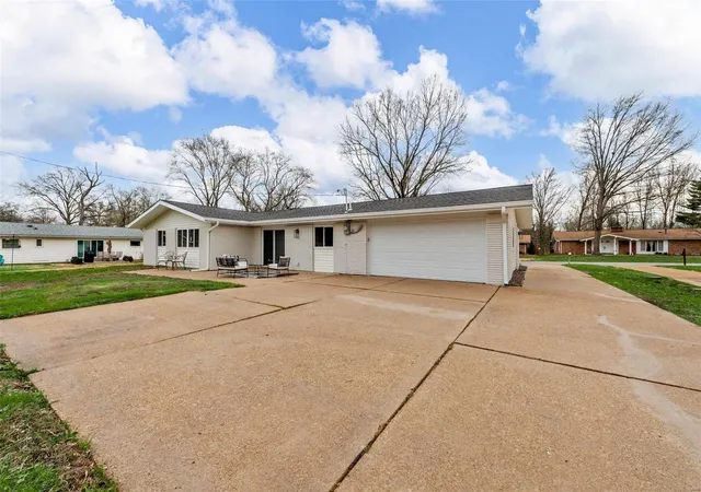 Photo 2 of Single family home for sale at 12533 Merrick Dr, Saint Louis, MO 63146 | MLS# 25009034 | Listing updated on 2025-03-21