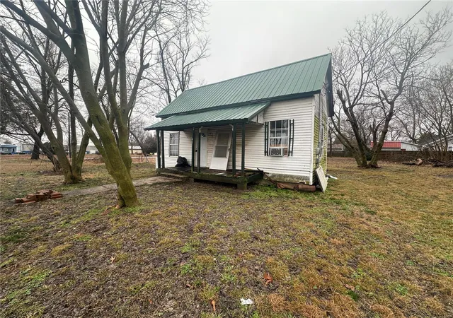 Photo 1 of Single family home for sale at 413 S Drake St, Bernie, MO 63822 | MLS# 25009105 | Listing updated on 2025-02-19