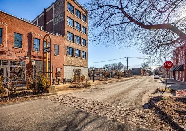 Photo 2 of Condo for sale at 1831 Sidney St #G, Saint Louis, MO 63104 | MLS# 25009110 | Listing updated on 2025-03-17