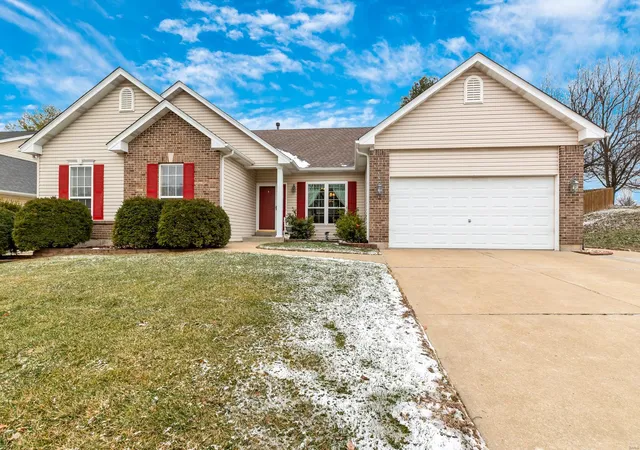 Photo 1 of Single family home for sale at 3445 Cottonwood Dr, Saint Charles, MO 63301 | MLS# 25009117 | Listing updated on 2025-02-19