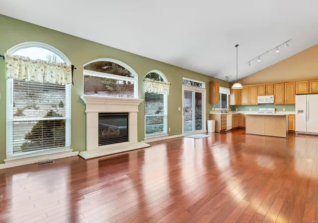 Photo 4 of Single family home for sale at 3445 Cottonwood Dr, Saint Charles, MO 63301 | MLS# 25009117 | Listing updated on 2025-02-19