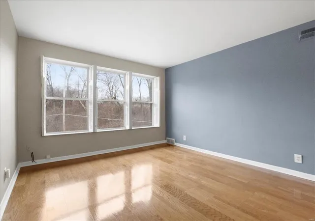 Photo 2 of Condo for sale at 4 Delcrest Ct #203, Saint Louis, MO 63124 | MLS# 25009149 | Listing updated on 2025-03-19