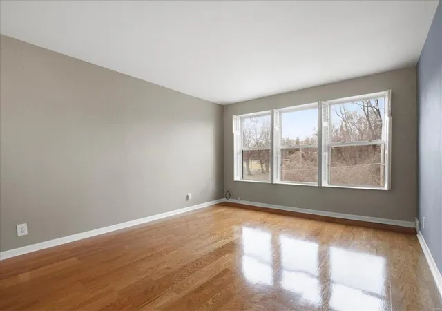 Photo 4 of Condo for sale at 4 Delcrest Ct #203, Saint Louis, MO 63124 | MLS# 25009149 | Listing updated on 2025-03-19