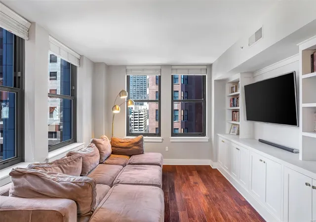 Photo 3 of Condo for sale at 314 N Broadway #903, Saint Louis, MO 63102 | MLS# 25009260 | Listing updated on 2025-03-27