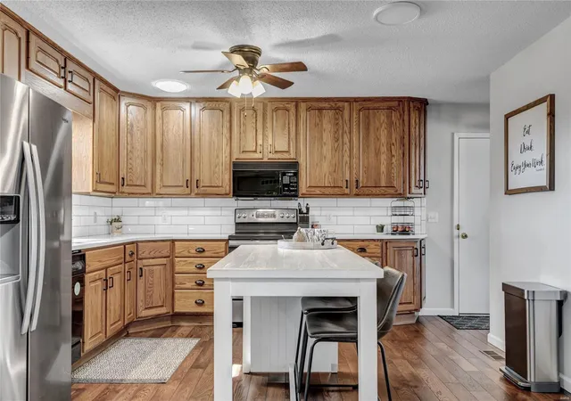 Photo 3 of Sale Pending at 398 Beaver Lake Dr, Saint Charles, MO 63303 | MLS# 25009411 | Listing updated on 2025-03-09