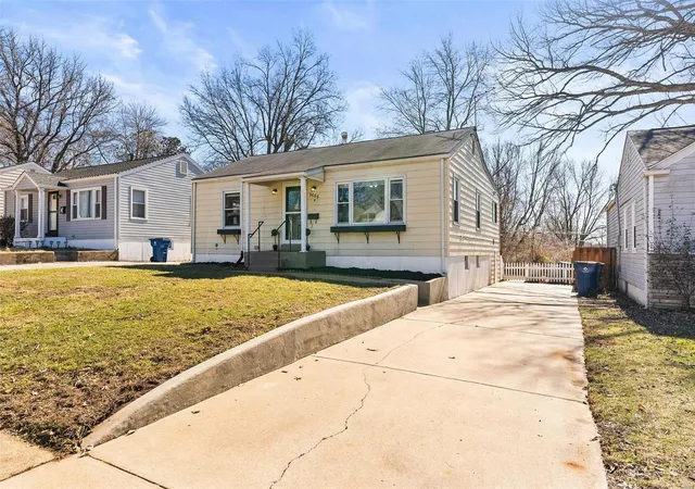Photo 2 of Sale Pending at 9666 Lilly Jean Dr, Saint Louis, MO 63134 | MLS# 25009418 | Listing updated on 2025-03-04
