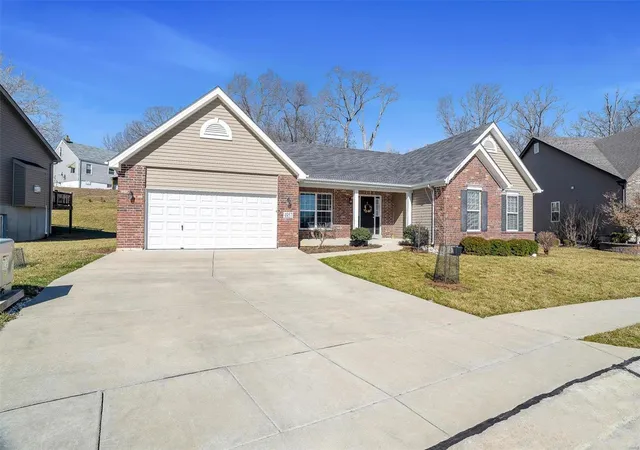 Photo 2 of Single family home for sale at 4957 Quail Crst Ct, Saint Louis, MO 63128 | MLS# 25009600 | Listing updated on 2025-03-12