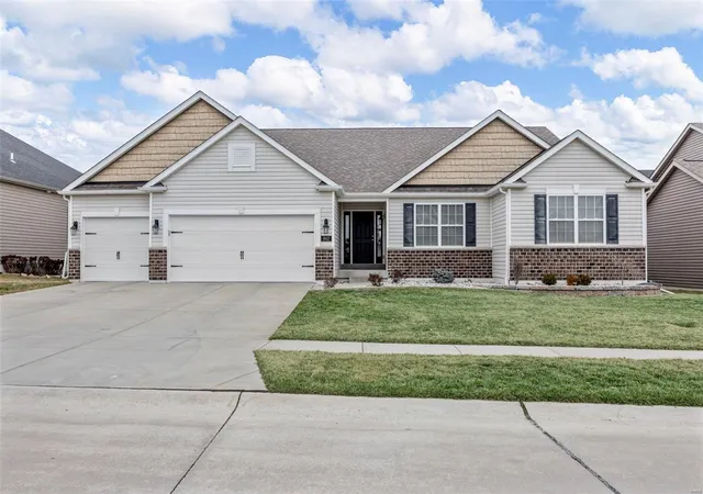 Photo 1 of Single family home for sale at 862 Topsfield Dr, Lake Saint Louis, MO 63367 | MLS# 25009620 | Listing updated on 2025-03-26