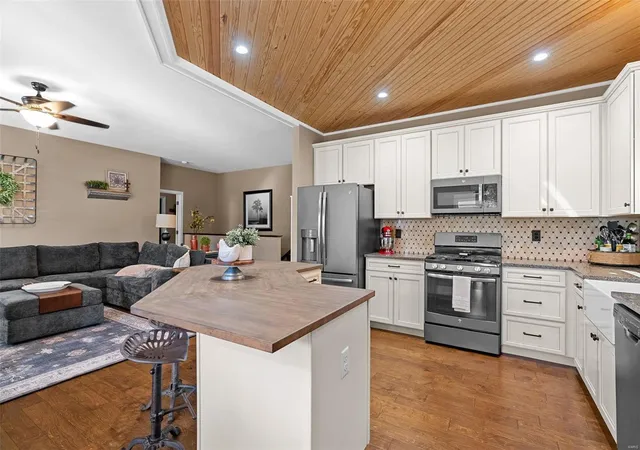 Photo 3 of Single family home for sale at 3456 Harbor Xing Dr, Saint Charles, MO 63301 | MLS# 25009696 | Listing updated on 2025-03-19