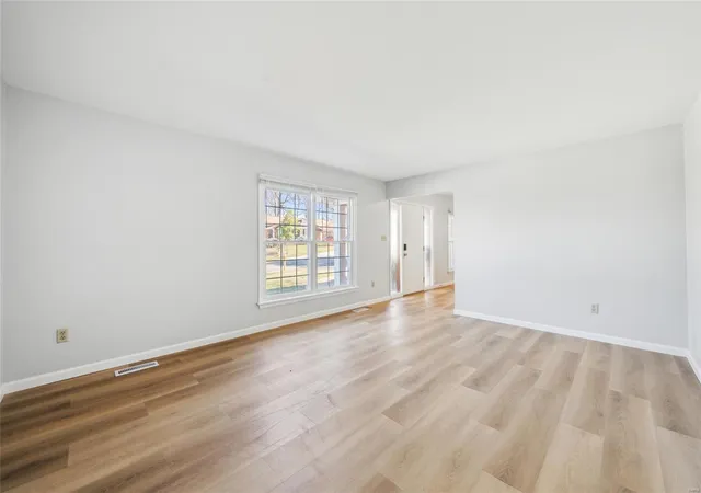 Photo 2 of Single family home for sale at 12354 Country Glen Ln, Saint Louis, MO 63141 | MLS# 25009812 | Listing updated on 2025-03-06