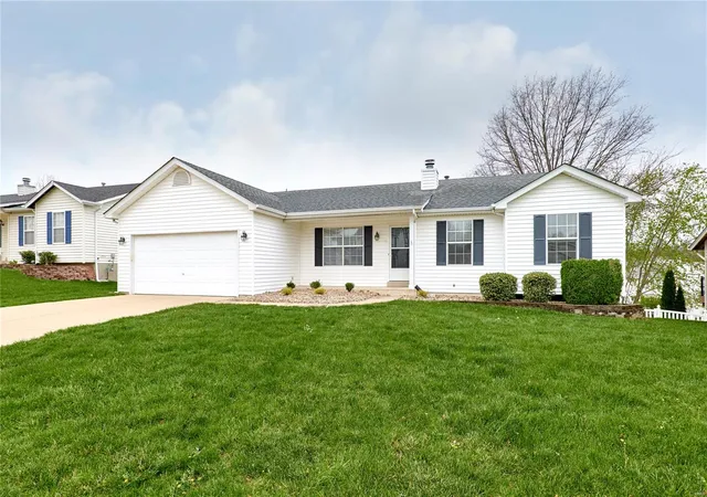 Photo 3 of Single family home for sale at 3933 Cambridge Crossing Dr, Saint Charles, MO 63304 | MLS# 25009894 | Listing updated on 2025-04-04