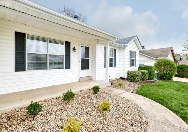 Photo 3 of Single family home for sale at 3933 Cambridge Xing Dr, Saint Charles, MO 63304 | MLS# 25009894 | Listing updated on 2025-04-04
