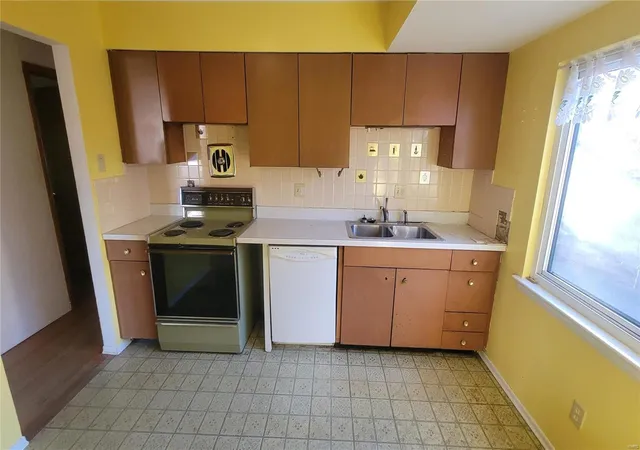 Photo 2 of Sale Pending at 600 Apex Dr, Saint Louis, MO 63126 | MLS# 25009949 | Listing updated on 2025-03-14