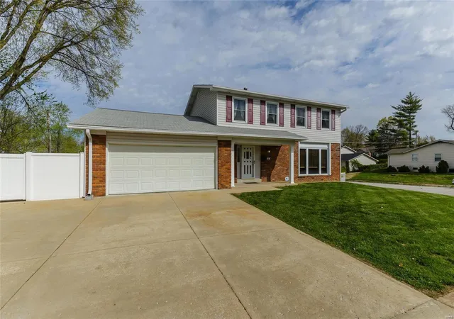 Photo 1 of Single family home for sale at 401 Hunters Ridge, Saint Charles, MO 63301 | MLS# 25009988 | Listing updated on 2025-03-10