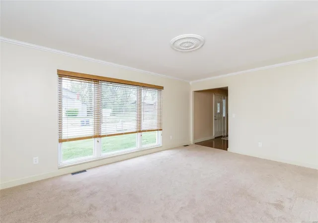 Photo 2 of Single family home for sale at 401 Hunters Ridge, Saint Charles, MO 63301 | MLS# 25009988 | Listing updated on 2025-03-10