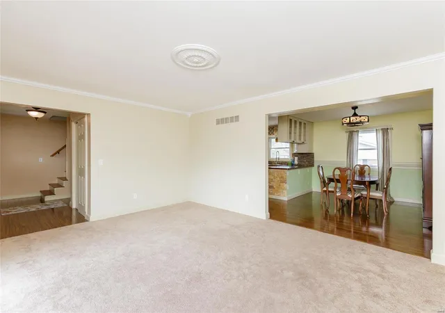 Photo 3 of Single family home for sale at 401 Hunters Ridge, Saint Charles, MO 63301 | MLS# 25009988 | Listing updated on 2025-03-10