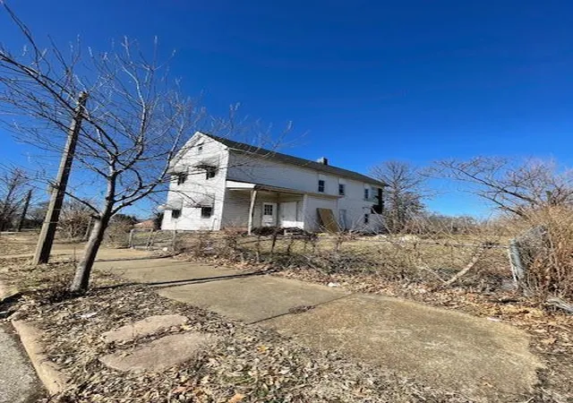 Photo 2 of Sale Pending at 2131 E De Soto Ave, Saint Louis, MO 63107 | MLS# 25010095 | Listing updated on 2025-03-19