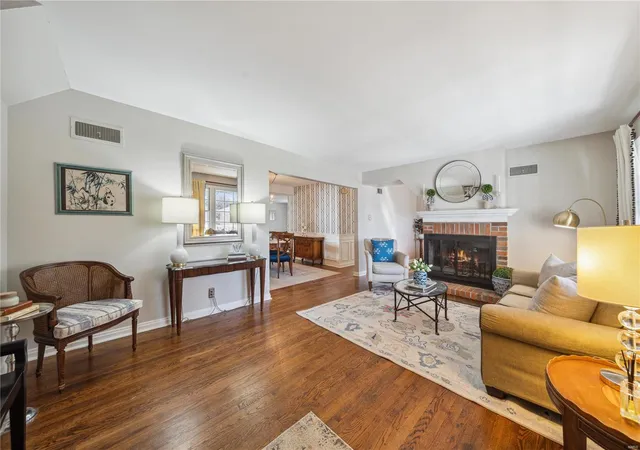 Photo 3 of Single family home for sale at 82 Heatherbrook Ln, Saint Louis, MO 63122 | MLS# 25010243 | Listing updated on 2025-03-17
