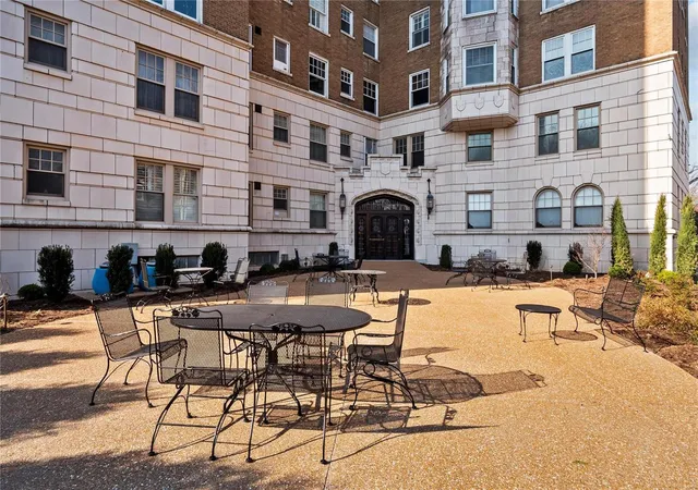 Photo 4 of Condo for sale at 625 S Skinker Blvd #602, Saint Louis, MO 63105 | MLS# 25010245 | Listing updated on 2025-03-20