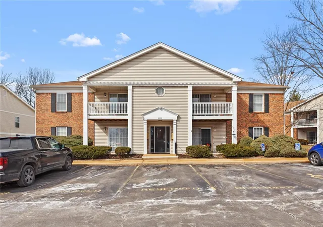Listing Photo 1 - Condo for sale in building located at 5273 Cricket Gln Ct, St. Louis, MO 63129 - Unit #F