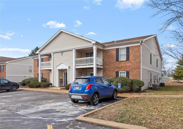 Listing Photo 2 - Condo for sale in building located at 5273 Cricket Gln Ct, St. Louis, MO 63129 - Unit #F