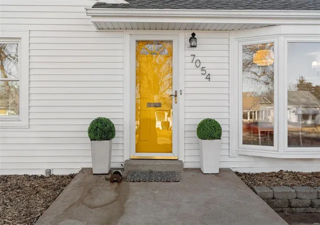 Photo 2 of Sale Pending at 7054 Circleview Dr, Saint Louis, MO 63123 | MLS# 25010449 | Listing updated on 2025-03-10