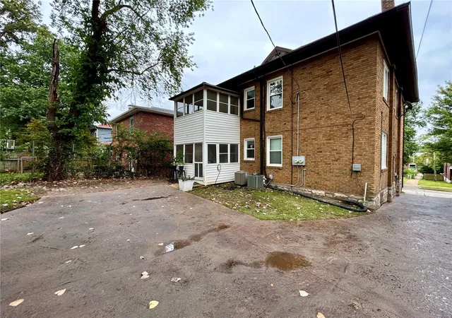 Photo 18 of Multi family home for sale at 1129 Moorlands Dr, Saint Louis, MO 63117 | MLS# 25010451 | Listing updated on 2025-03-12