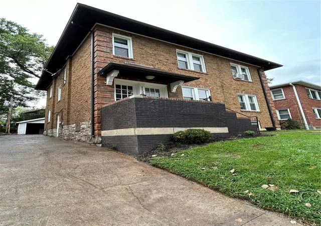Photo 3 of Multi family home for sale at 1129 Moorlands Dr, Saint Louis, MO 63117 | MLS# 25010451 | Listing updated on 2025-03-12