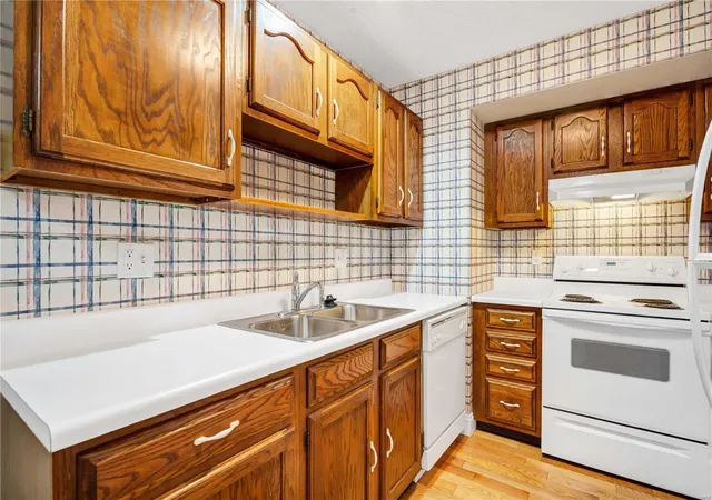Photo 4 of Townhouse for sale at 3026 Autumn Shrs Dr, Maryland Heights, MO 63043 | MLS# 25010477 | Listing updated on 2025-03-17