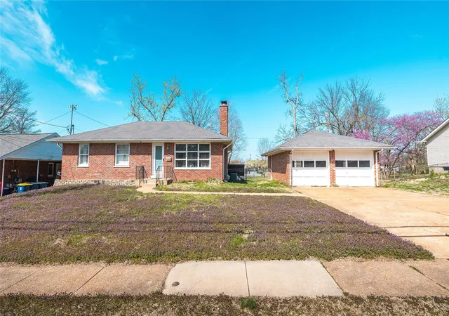 Photo 1 of Single family home for sale at 3829 Geraldine Ave, Saint Ann, MO 63074 | MLS# 25010480 | Listing updated on 2025-03-31