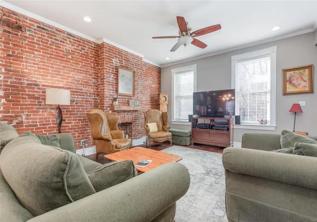 Photo 4 of Single family home for sale at 2017 Allen Ave, Saint Louis, MO 63104 | MLS# 25010497 | Listing updated on 2025-03-19