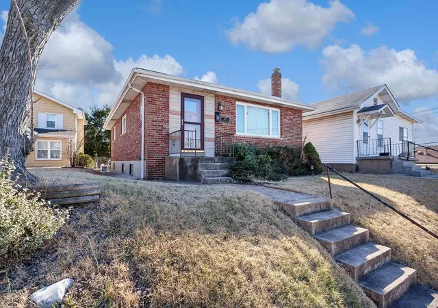 Photo 2 of Single family home for sale at 6824 Lansdowne Ave, Saint Louis, MO 63109 | MLS# 25011579 | Listing updated on 2025-03-16